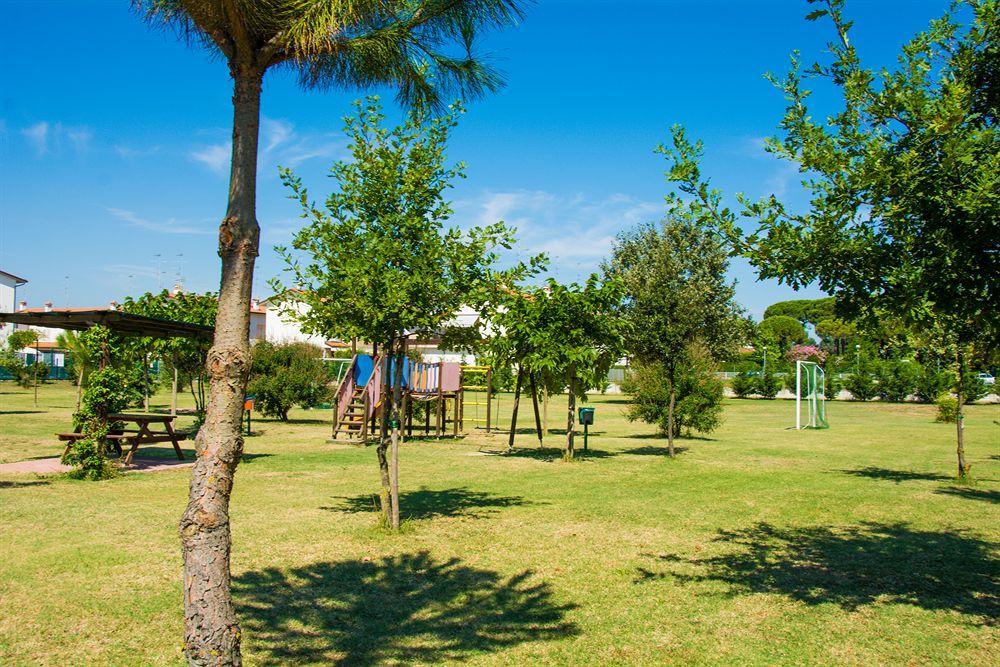 Aparthotel Costa Paradiso Lido Adriano Bagian luar foto