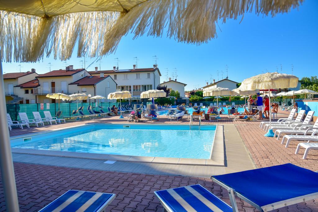 Aparthotel Costa Paradiso Lido Adriano Bagian luar foto