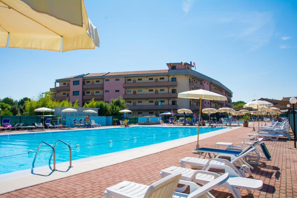 Aparthotel Costa Paradiso Lido Adriano Bagian luar foto