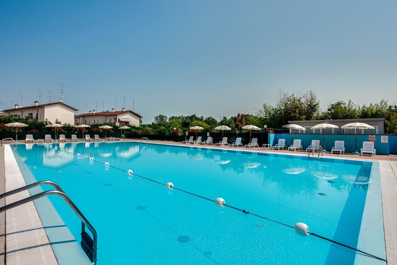 Aparthotel Costa Paradiso Lido Adriano Bagian luar foto