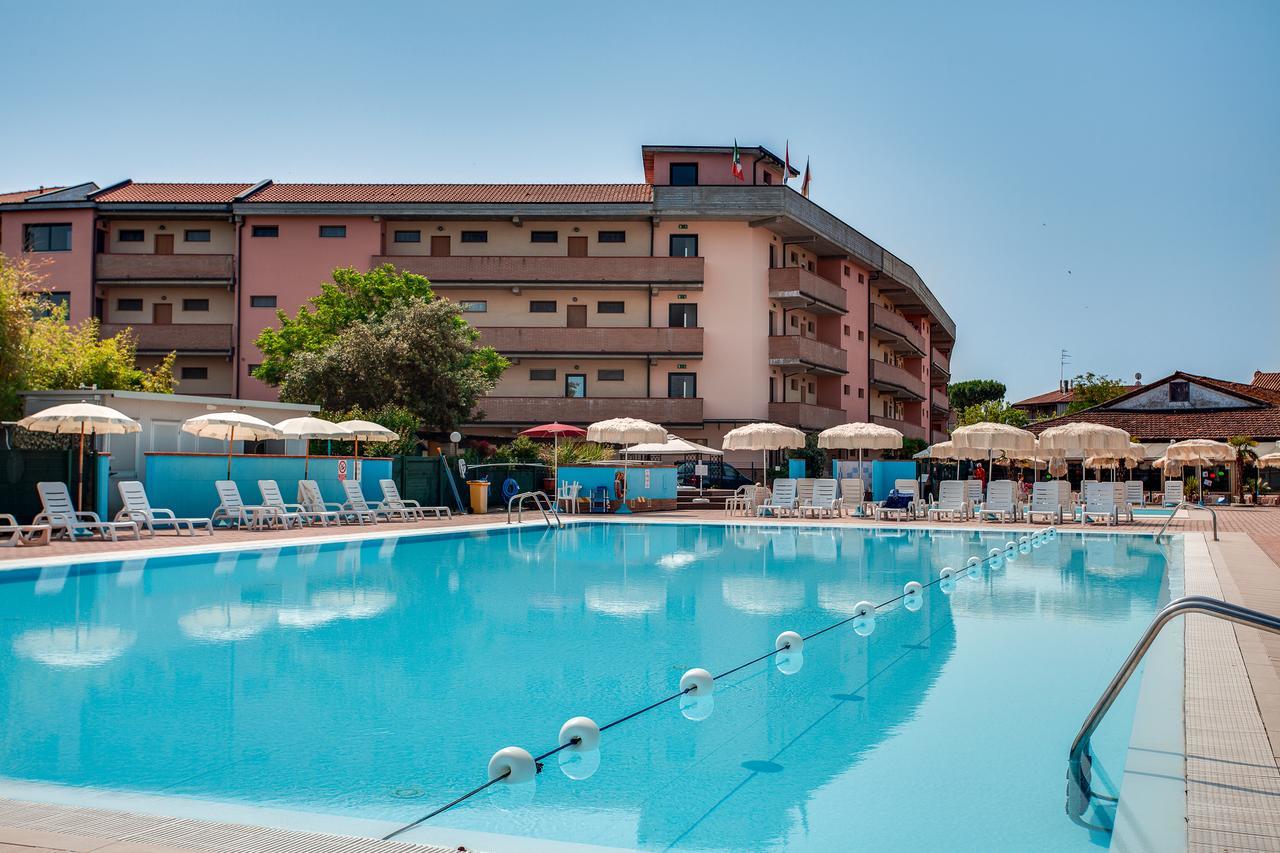 Aparthotel Costa Paradiso Lido Adriano Bagian luar foto
