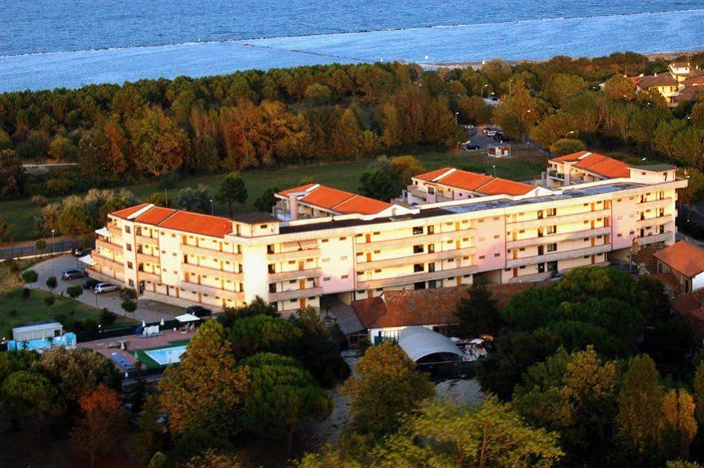 Aparthotel Costa Paradiso Lido Adriano Bagian luar foto