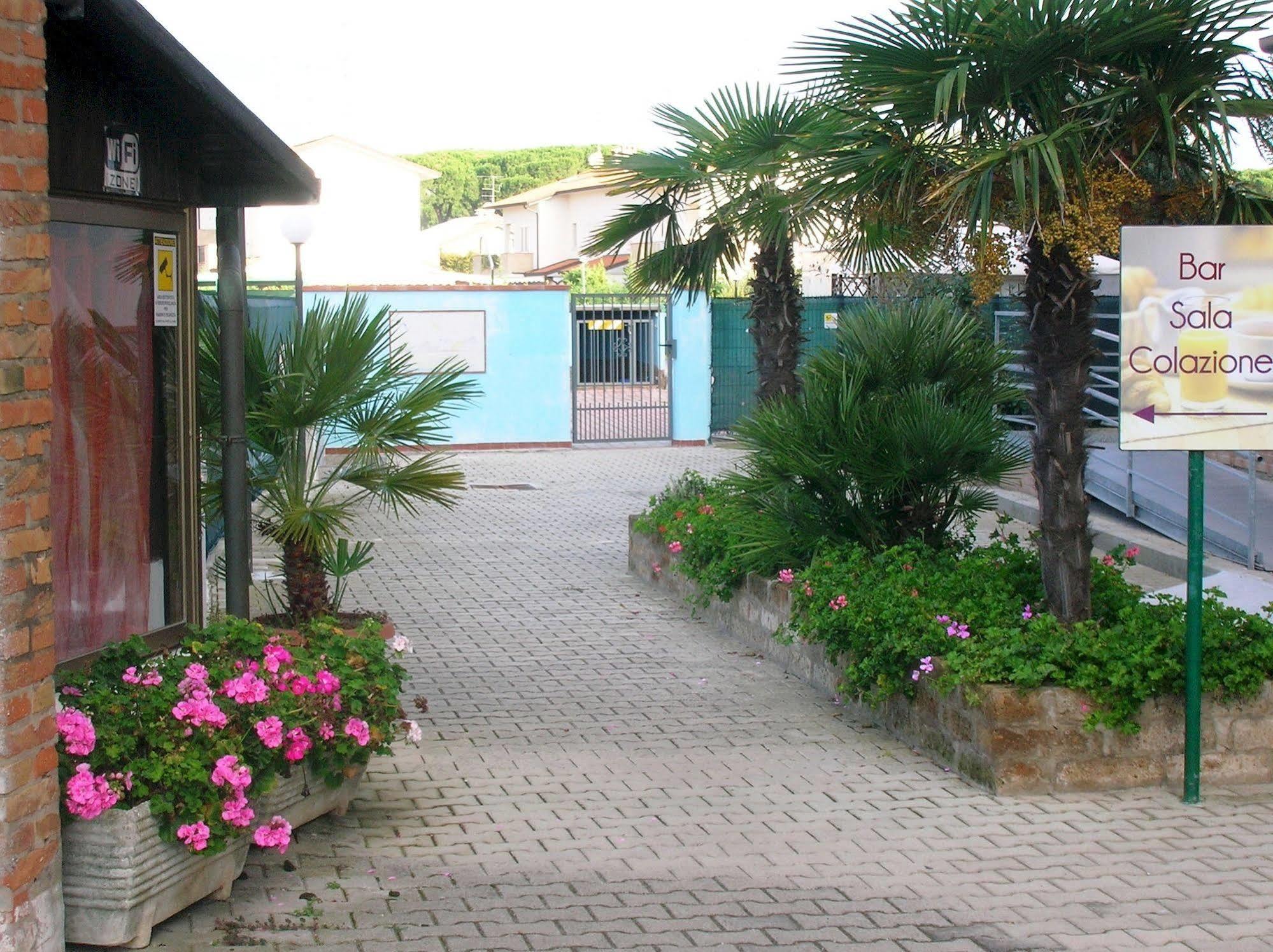Aparthotel Costa Paradiso Lido Adriano Bagian luar foto