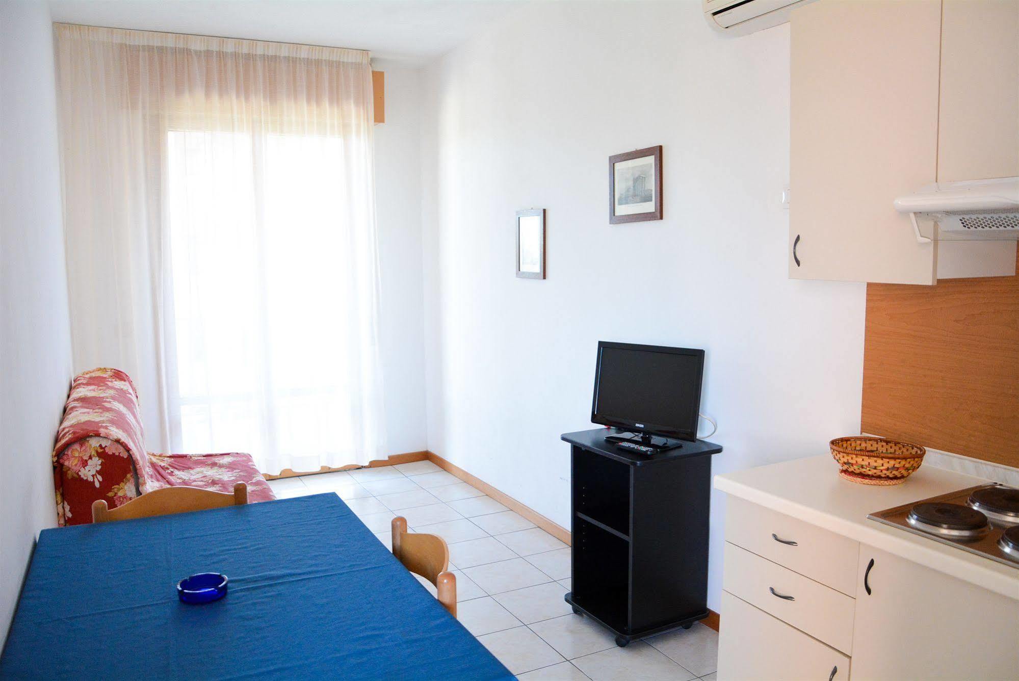Aparthotel Costa Paradiso Lido Adriano Bagian luar foto