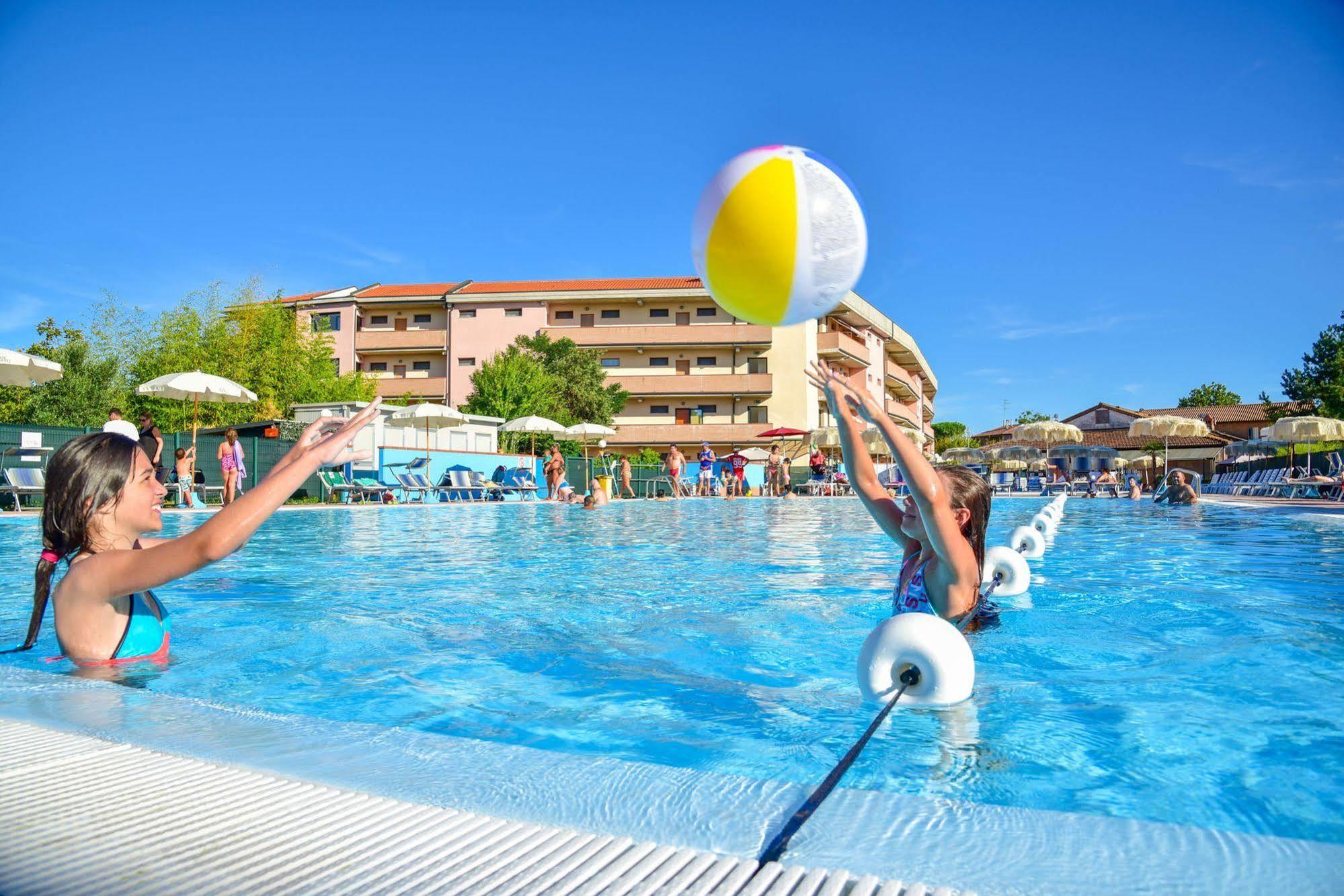 Aparthotel Costa Paradiso Lido Adriano Bagian luar foto