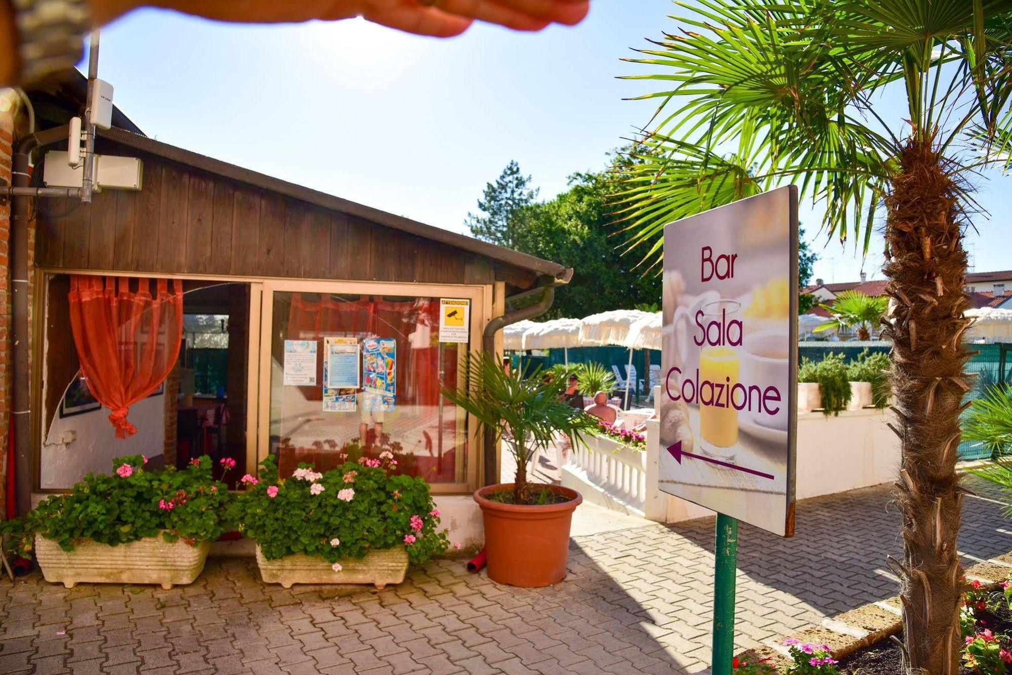 Aparthotel Costa Paradiso Lido Adriano Bagian luar foto