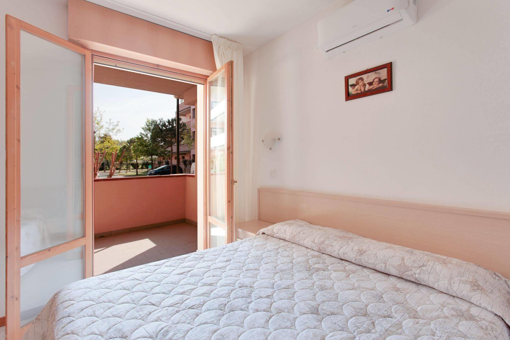 Aparthotel Costa Paradiso Lido Adriano Bagian luar foto