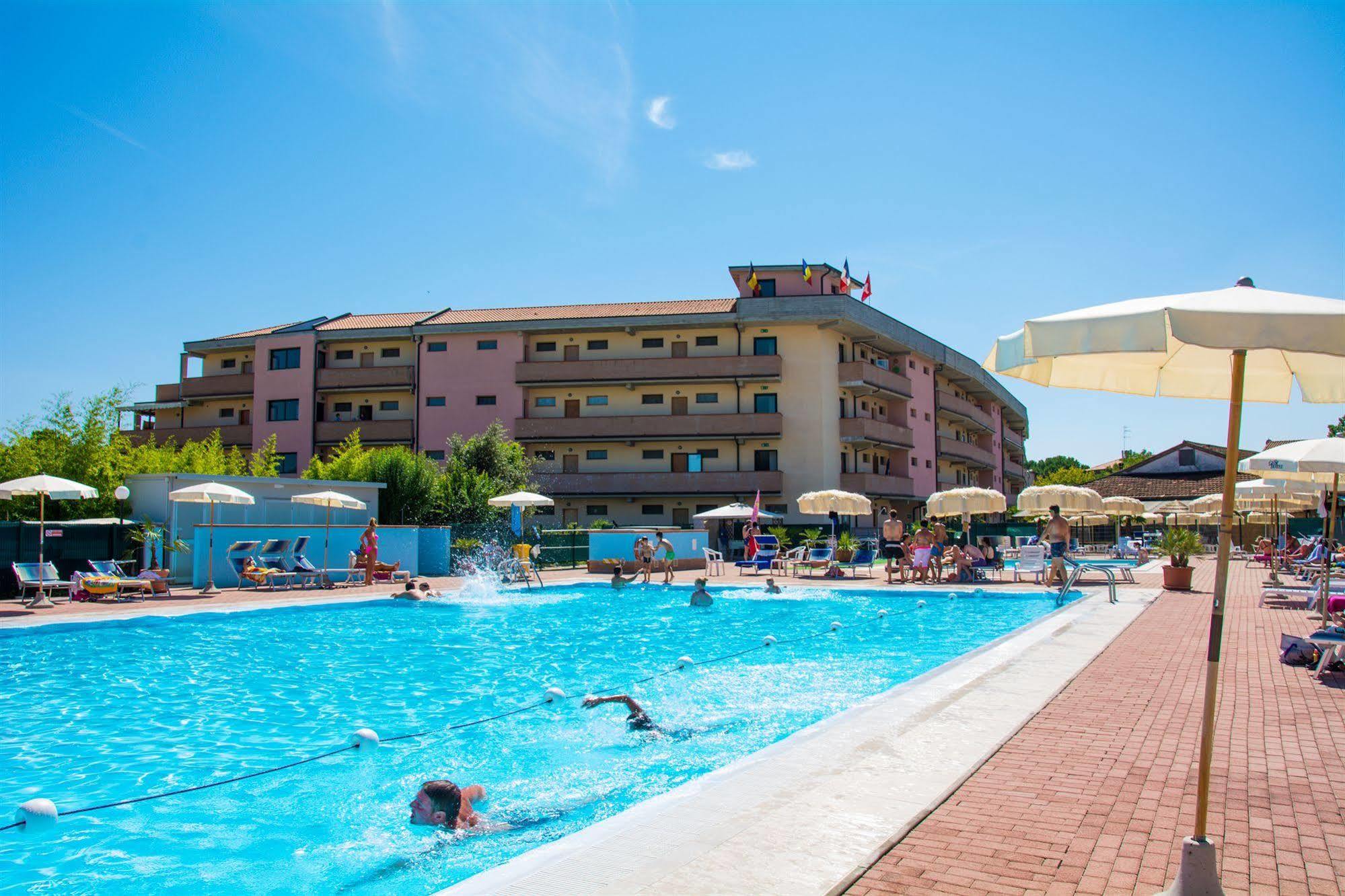 Aparthotel Costa Paradiso Lido Adriano Bagian luar foto