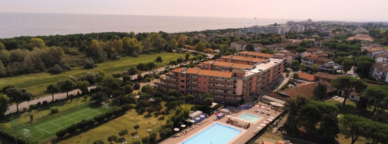 Aparthotel Costa Paradiso Lido Adriano Bagian luar foto